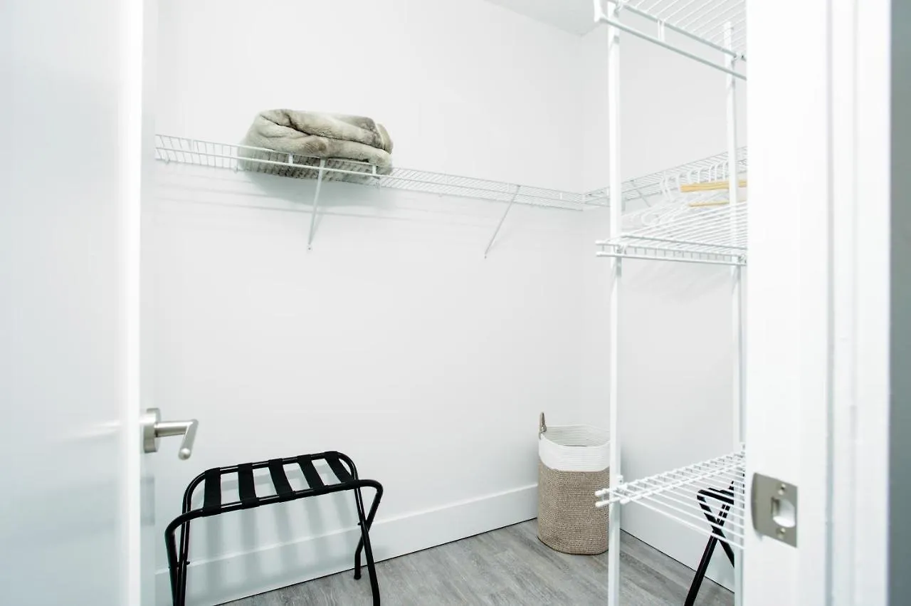Stylish Suite At 300 Front Street W Toronto 0*,