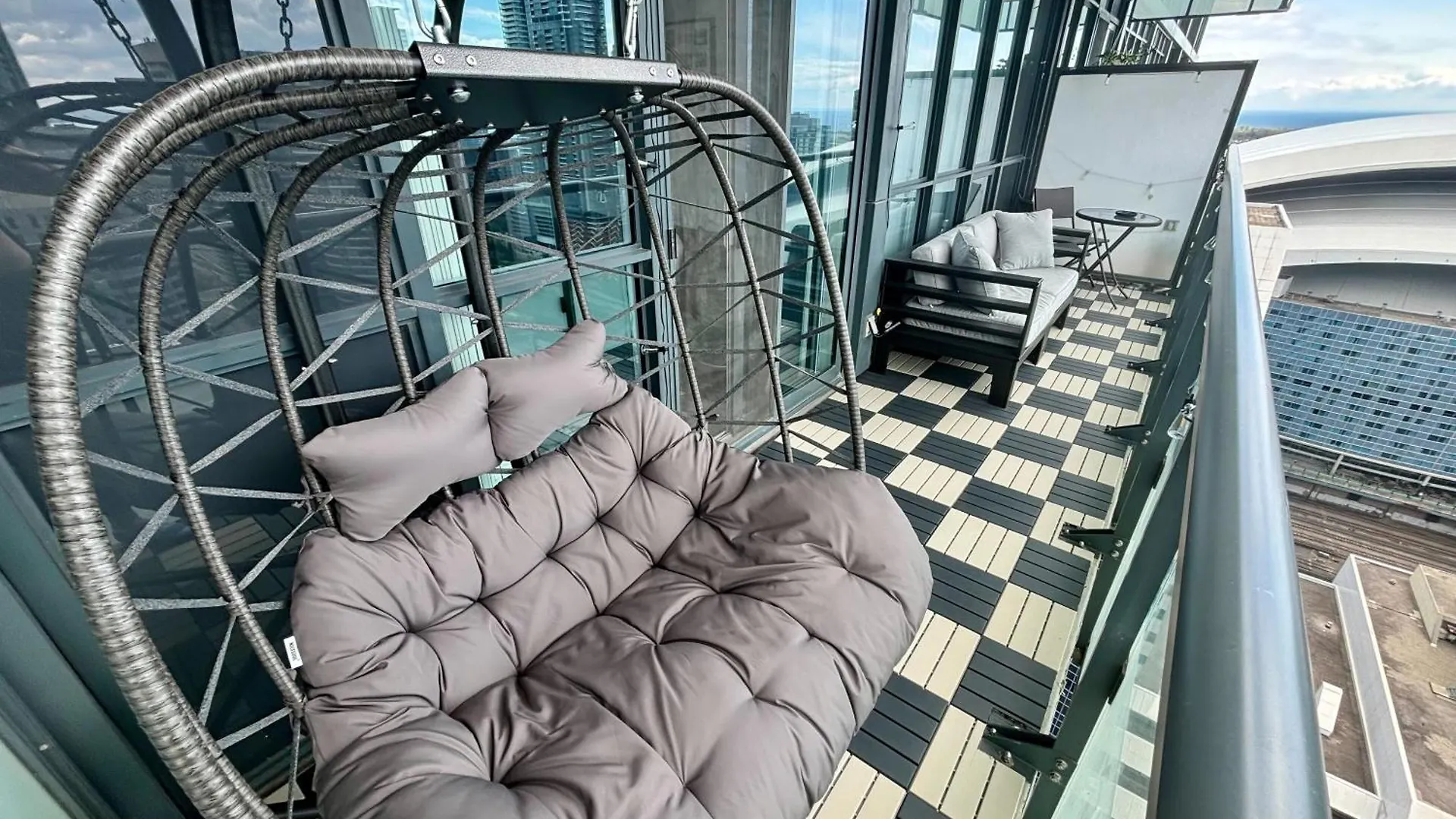 Stylish Suite At 300 Front Street W Toronto